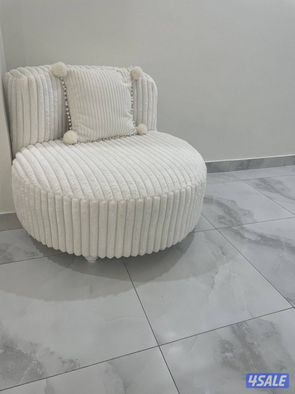 كنبه ومجموعة اغراض2