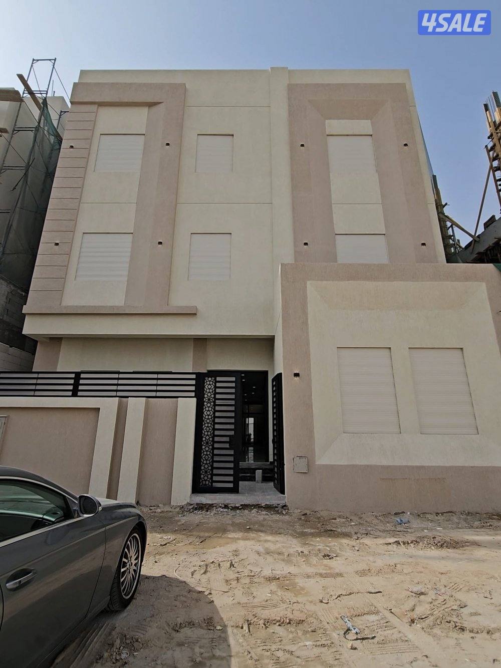 قسيمة بالمطلاع 3 ادوار وربع درجين مصعدين اول ساكن0