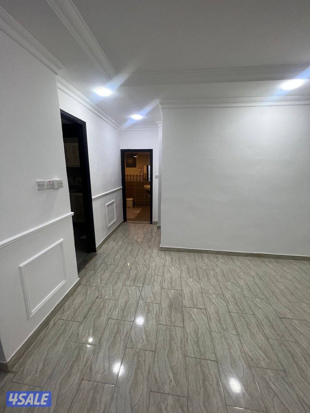 شقه للإيجار حولي شيء مرتب و نظيف فاضي وخلو مساحات كبيرة استلام فوري9