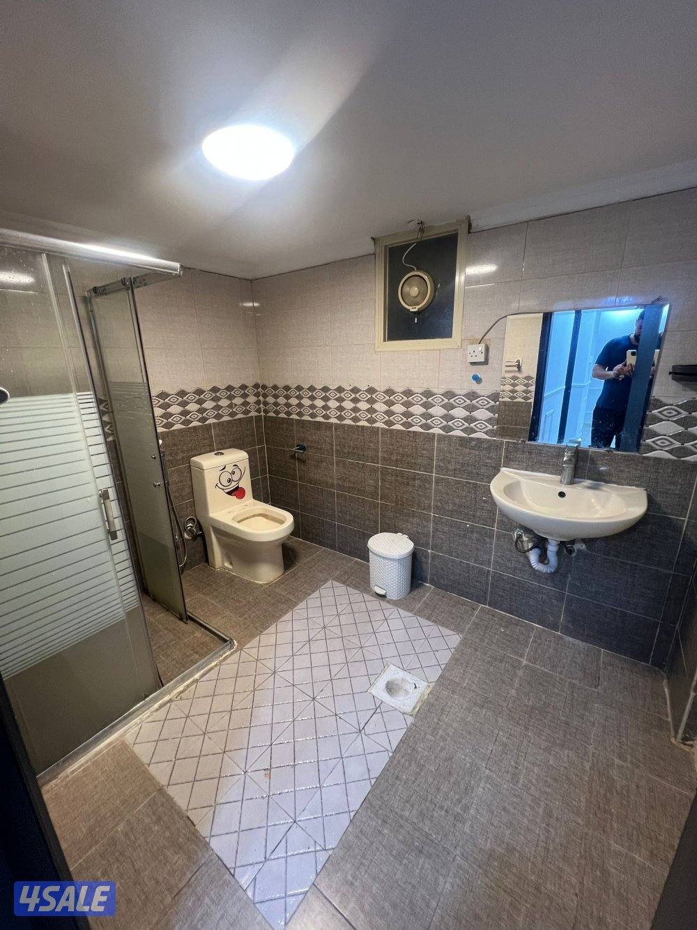 شقه للإيجار حولي شيء مرتب و نظيف فاضي وخلو مساحات كبيرة استلام فوري11