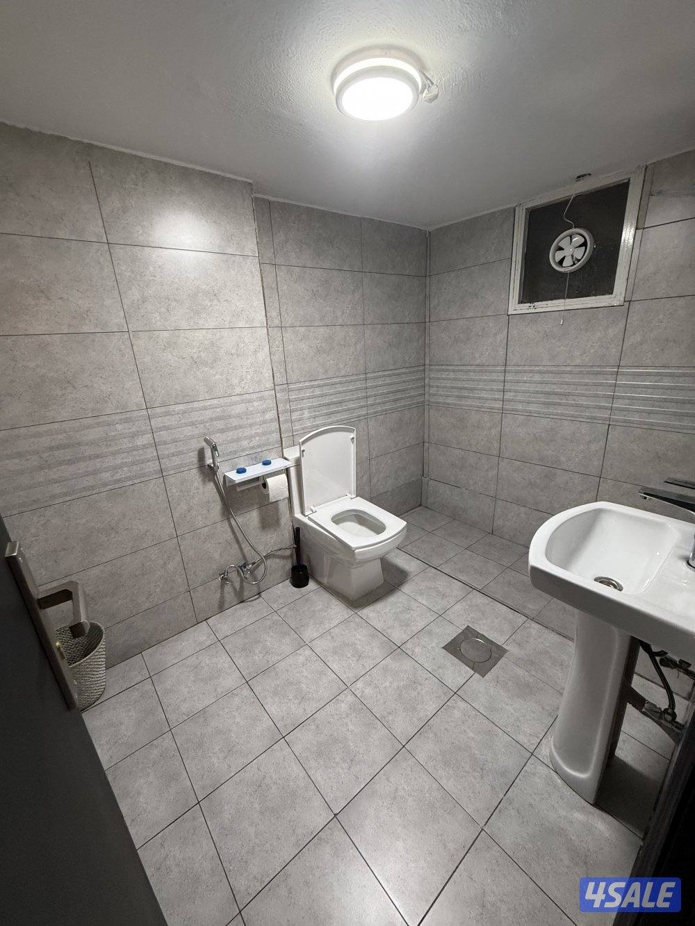 يوجد لدينا شقق الايجار غرفة وصالة ومطبخ وحمام خلو وفاضي الاستلام فوري8