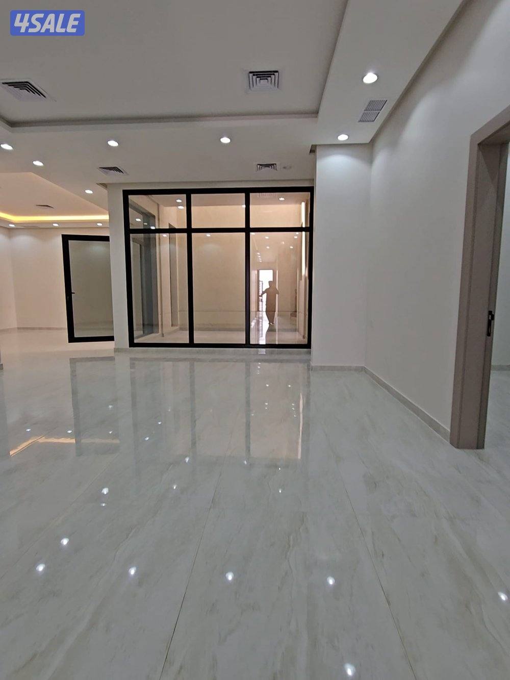 قسيمة بالمطلاع 3 ادوار وربع درجين مصعدين اول ساكن2