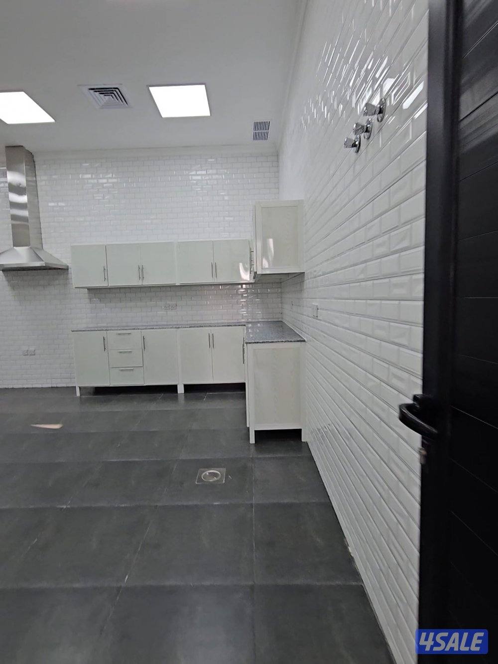 قسيمة بالمطلاع 3 ادوار وربع درجين مصعدين اول ساكن4