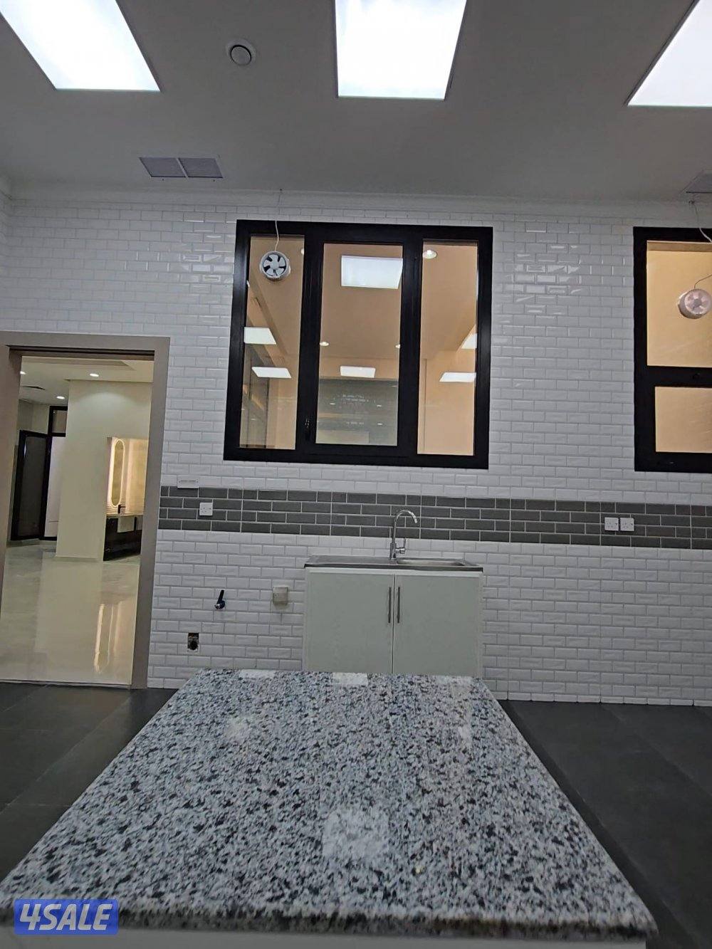 قسيمة بالمطلاع 3 ادوار وربع درجين مصعدين اول ساكن5