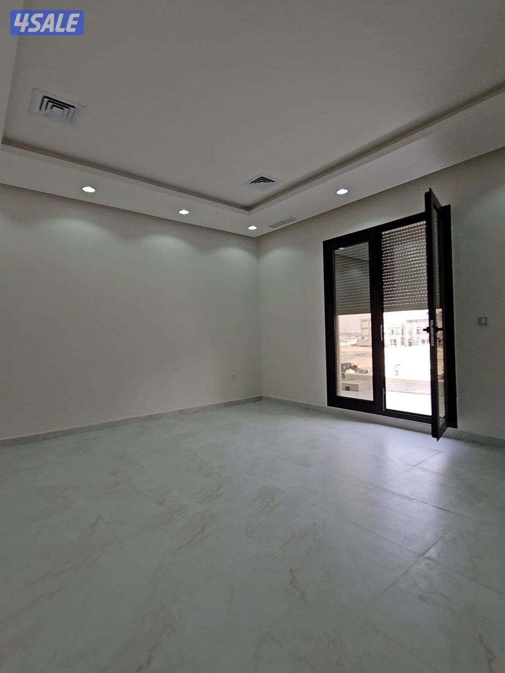 قسيمة بالمطلاع 3 ادوار وربع درجين مصعدين اول ساكن11