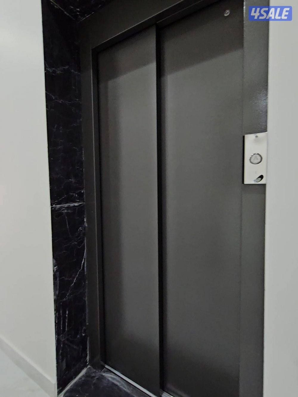 قسيمة بالمطلاع 3 ادوار وربع درجين مصعدين اول ساكن12