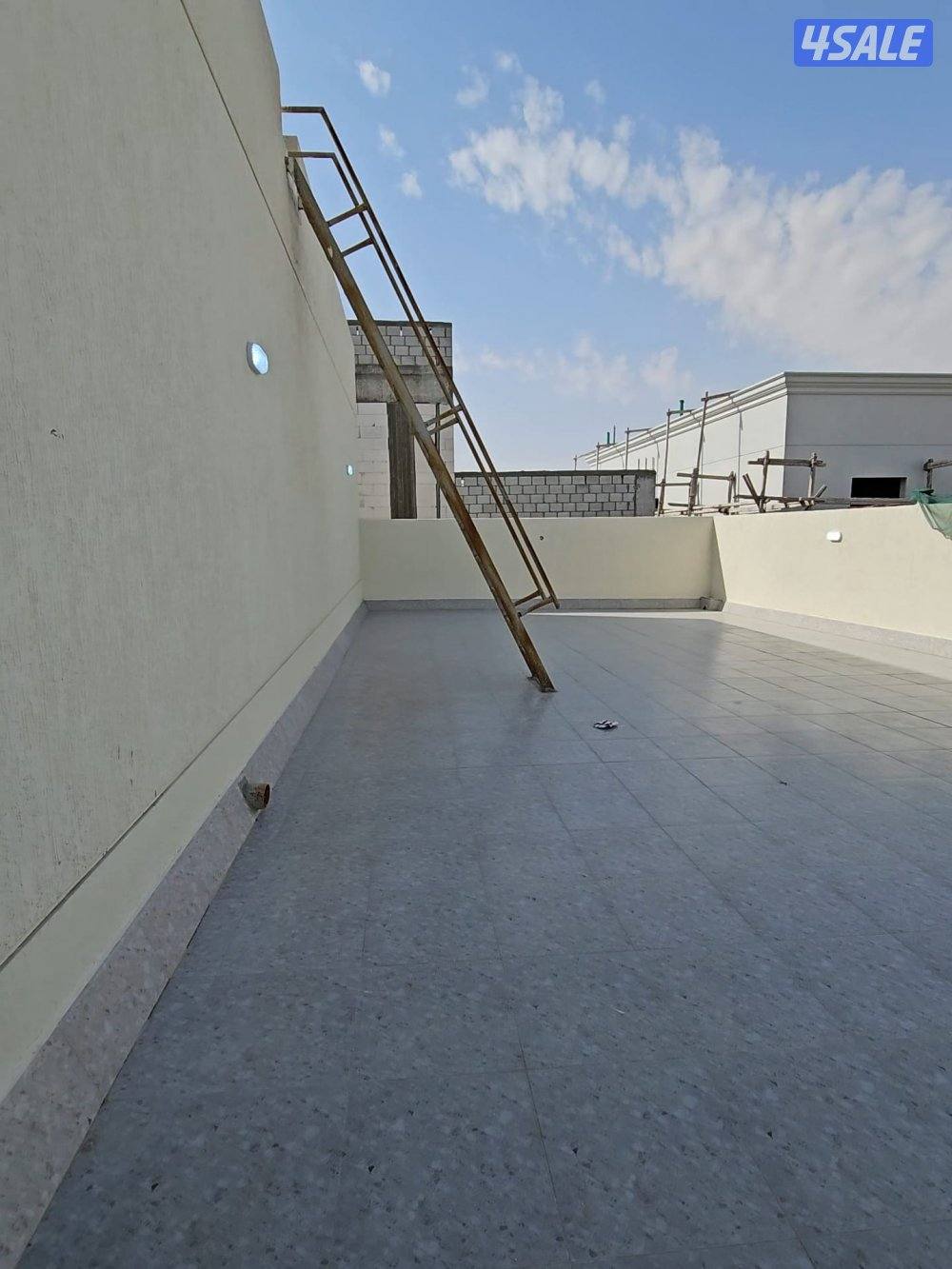 قسيمة بالمطلاع 3 ادوار وربع درجين مصعدين اول ساكن14