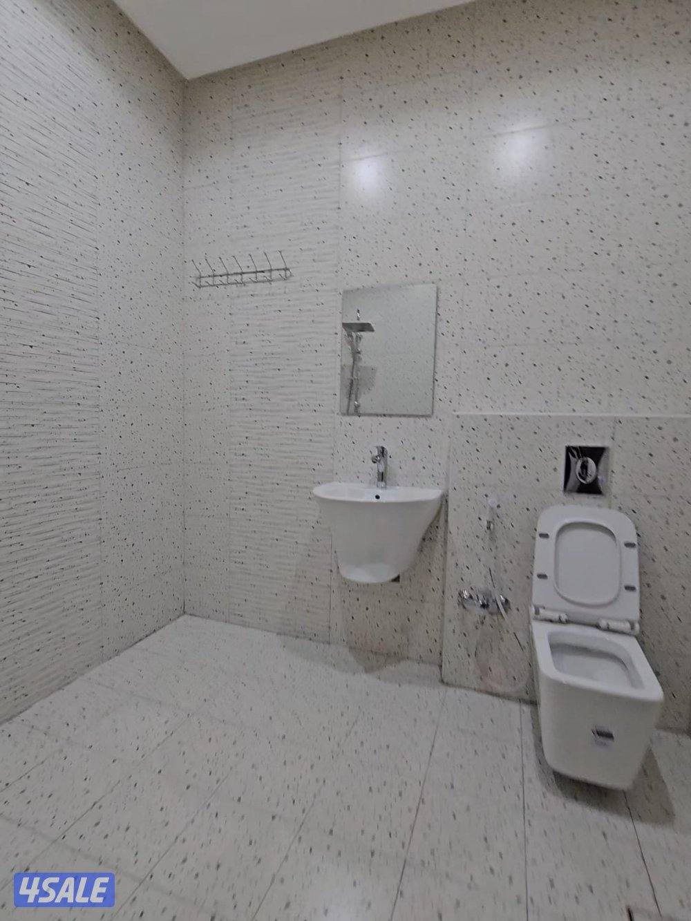 قسيمة بالمطلاع 3 ادوار وربع درجين مصعدين اول ساكن15