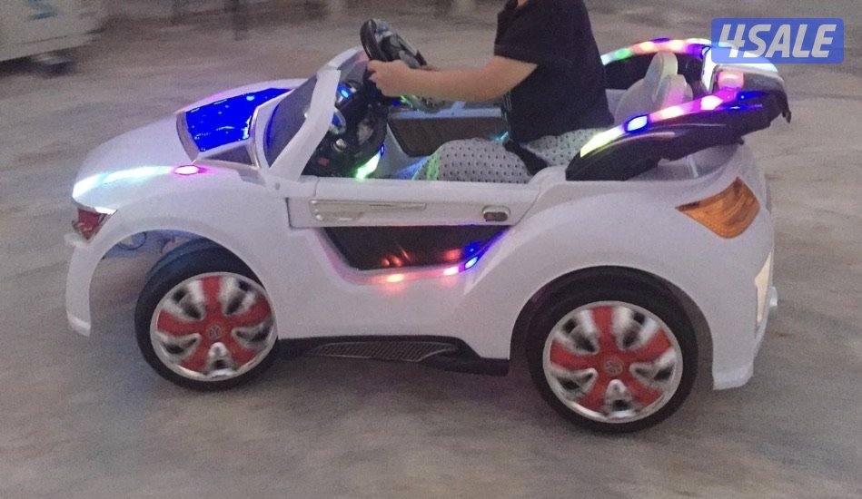 سيارة اطفال شحن عمر ٣ الى ٧ سنوات بحالة ممتازة مع اصوات موسيقى وانوار0