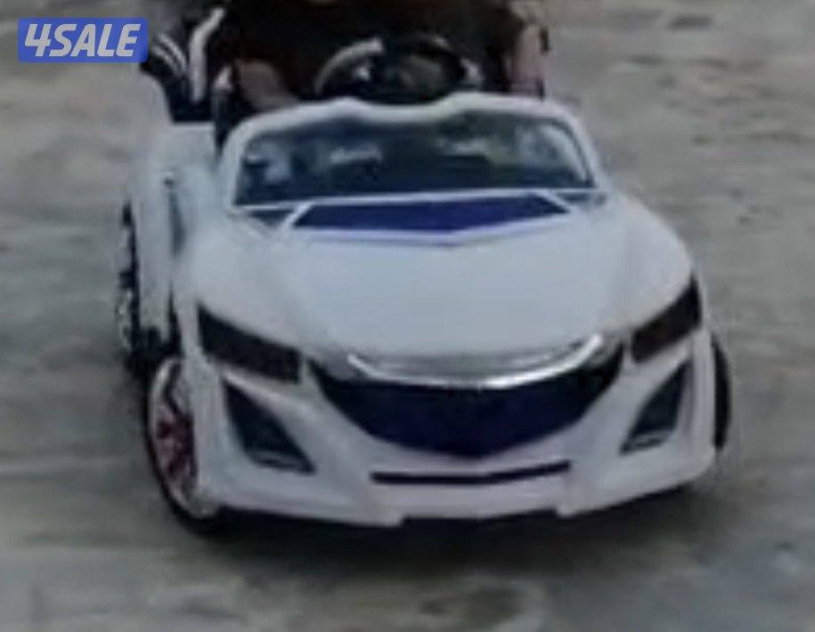 سيارة اطفال شحن عمر ٣ الى ٧ سنوات بحالة ممتازة مع اصوات موسيقى وانوار1