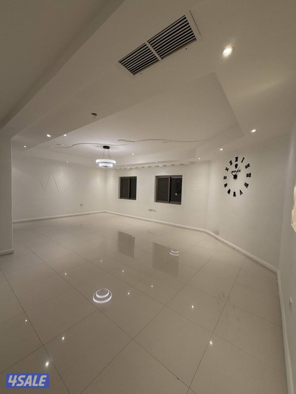 دور أول بالسلام بدون مصعد ٤ غرف وغرفه وحمام خارج الدور0