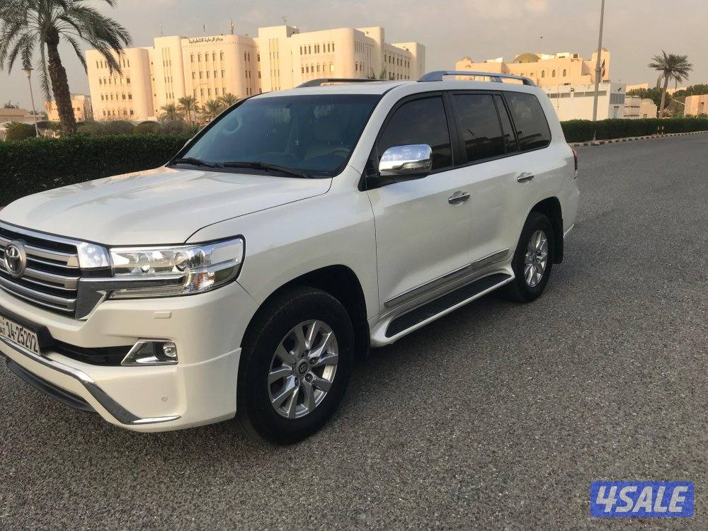 جيب لاند كروزر GXR مديل 2016 لون ابيض بحاله جديده0