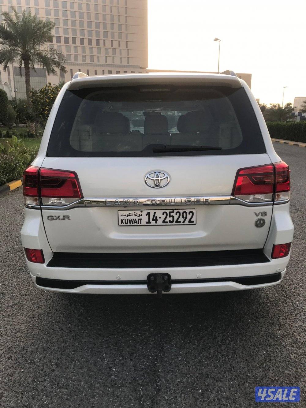جيب لاند كروزر GXR مديل 2016 لون ابيض بحاله جديده1
