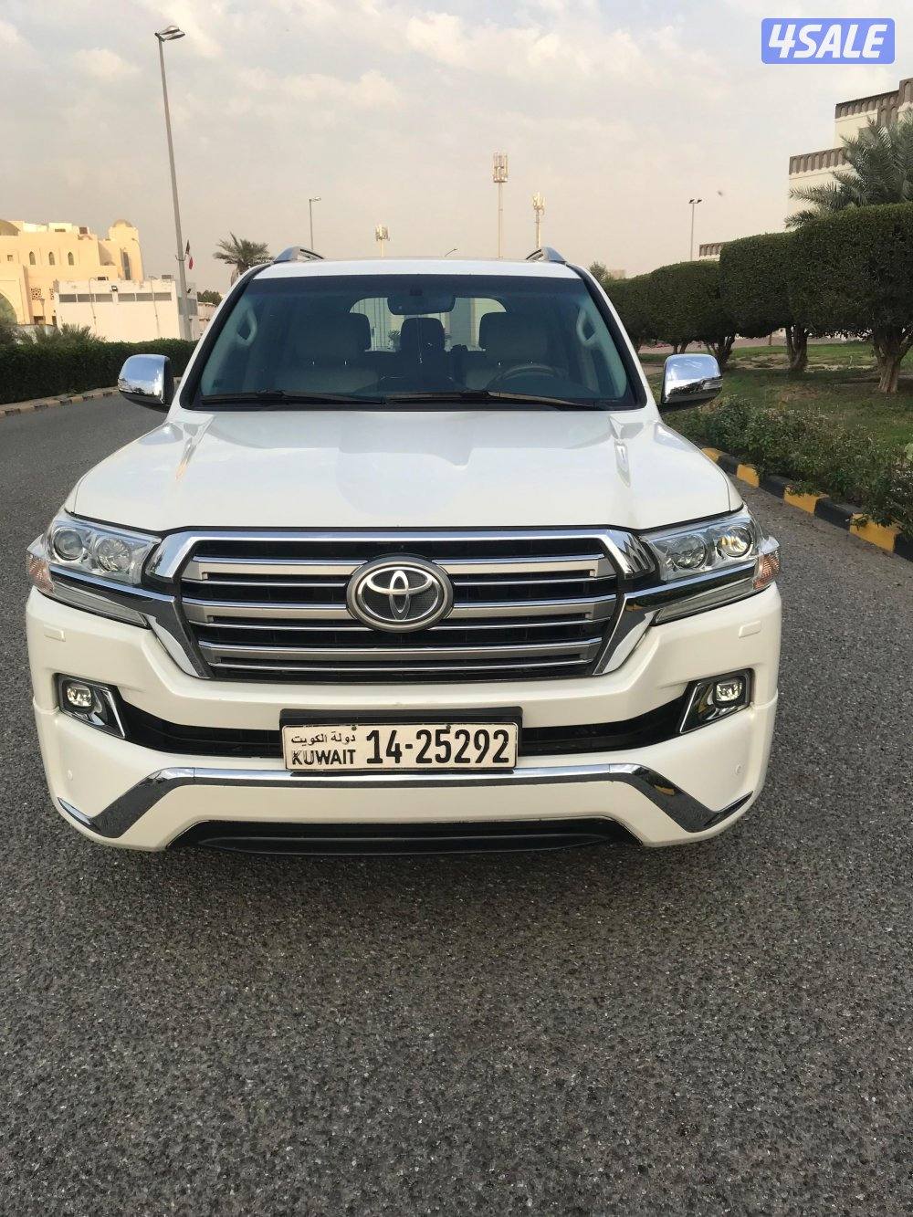 جيب لاند كروزر GXR مديل 2016 لون ابيض بحاله جديده3