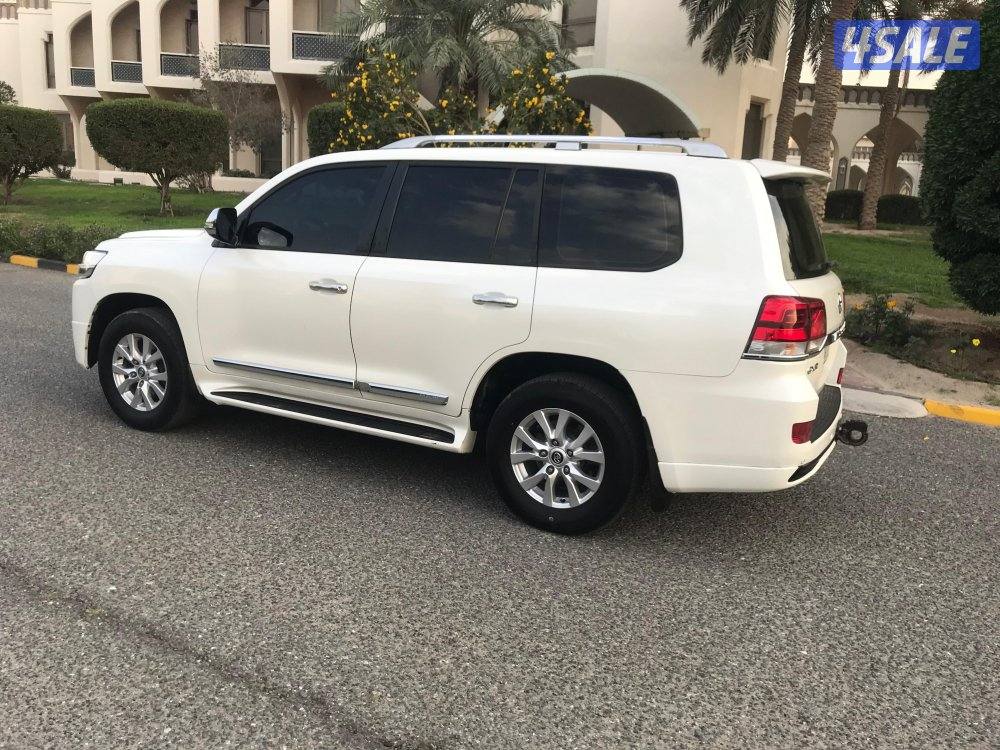 جيب لاند كروزر GXR مديل 2016 لون ابيض بحاله جديده4