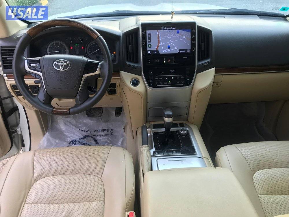 جيب لاند كروزر GXR مديل 2016 لون ابيض بحاله جديده5