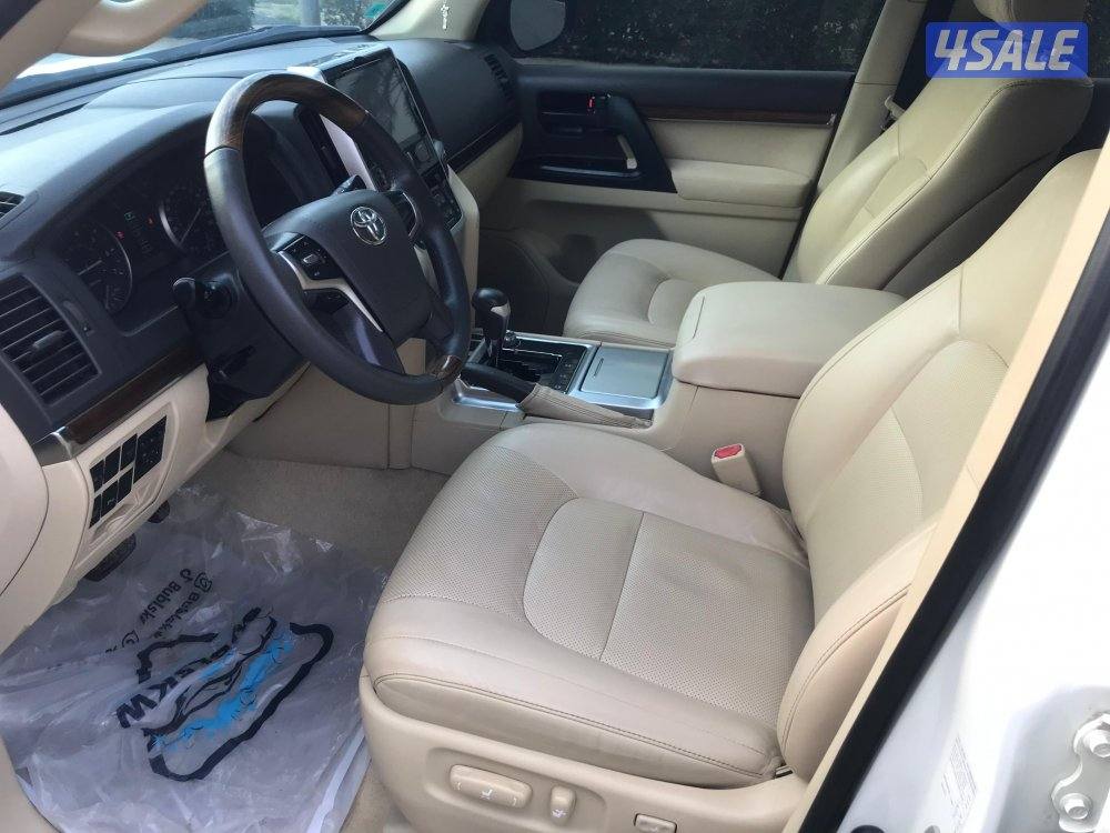 جيب لاند كروزر GXR مديل 2016 لون ابيض بحاله جديده6