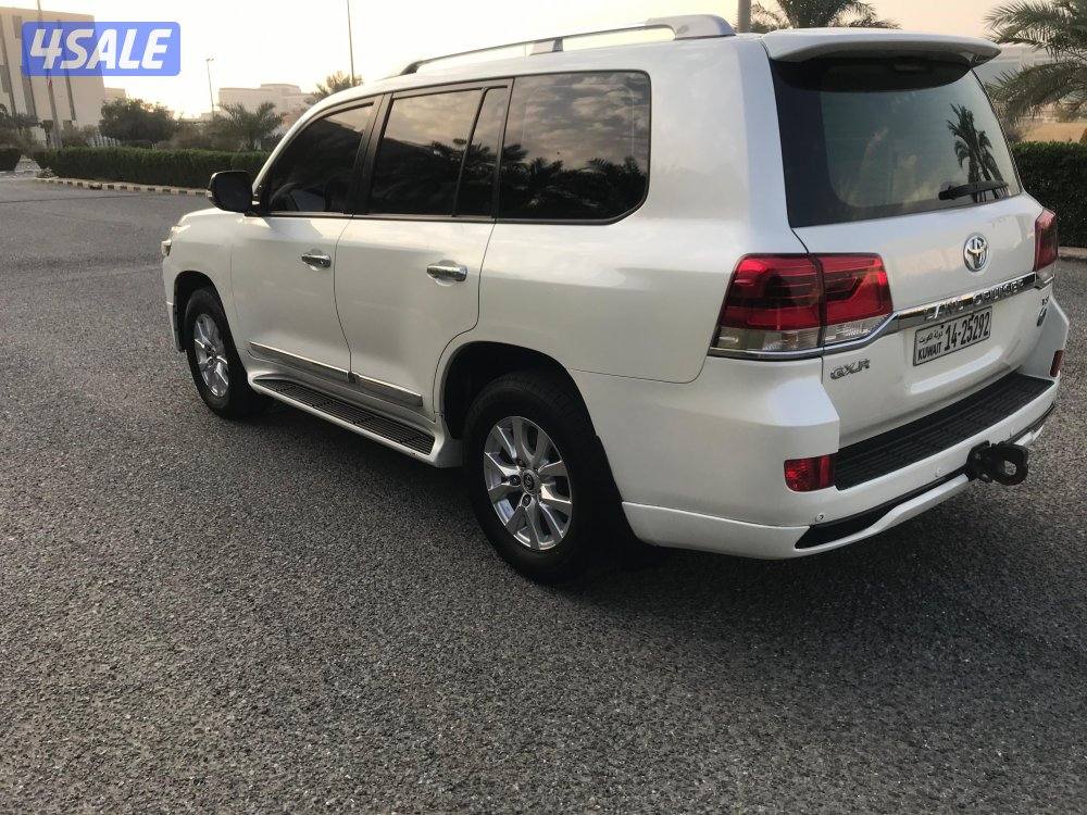 جيب لاند كروزر GXR مديل 2016 لون ابيض بحاله جديده9