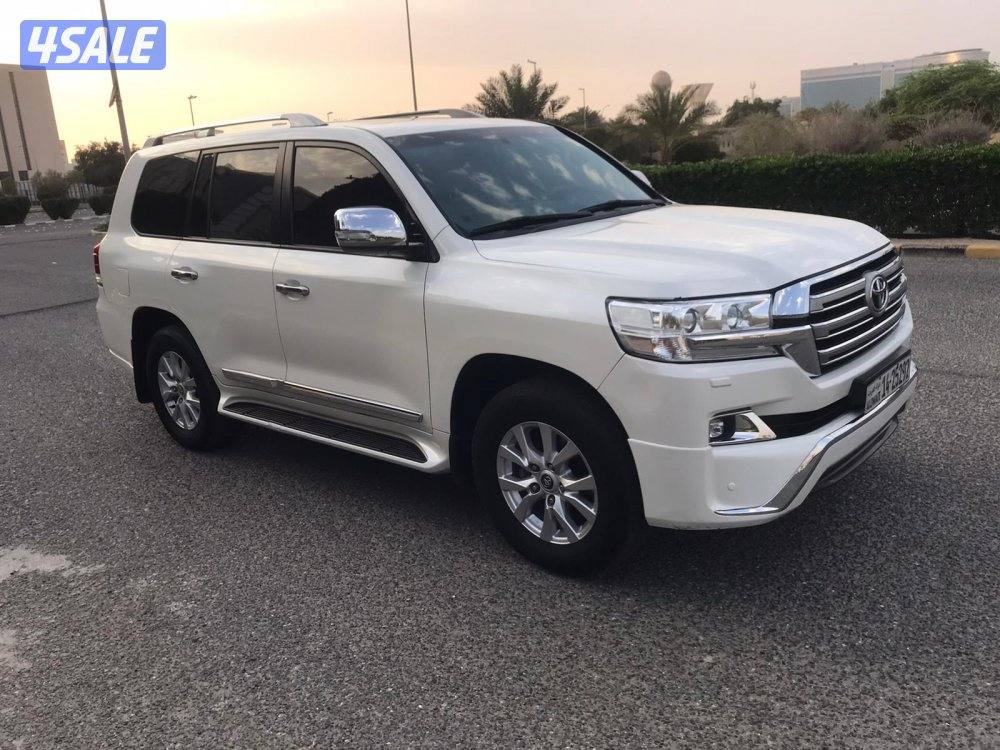 جيب لاند كروزر GXR مديل 2016 لون ابيض بحاله جديده10