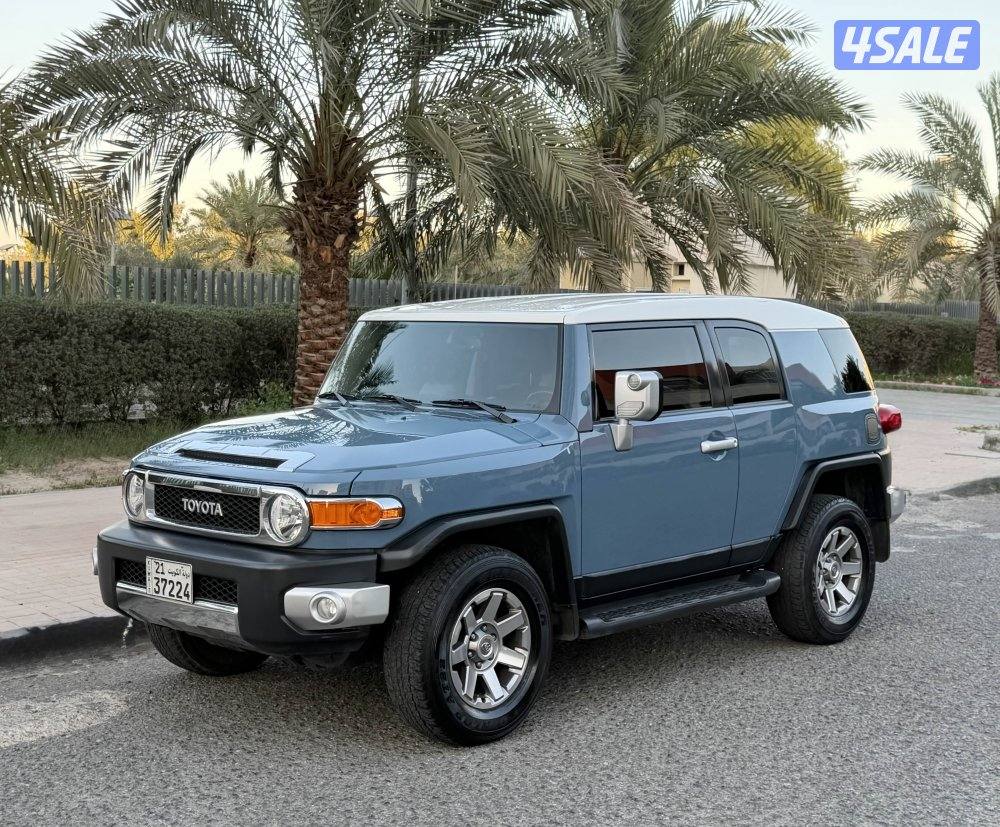 Toyota FJ cruiser model 2022 regular agency service 106km full option0