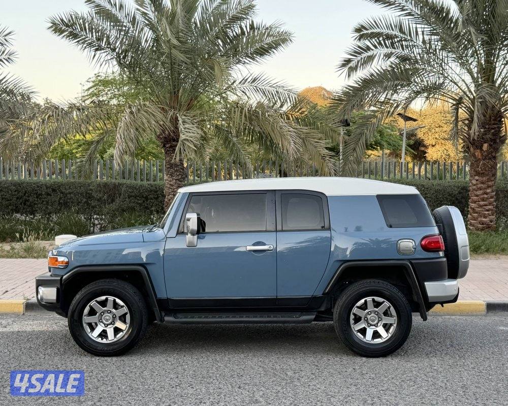 Toyota FJ cruiser model 2022 regular agency service 106km full option1