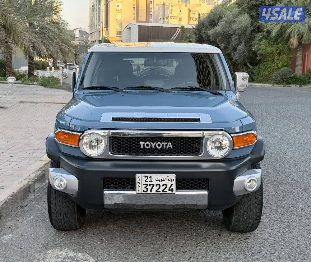Toyota FJ cruiser model 2022 regular agency service 106km full option2