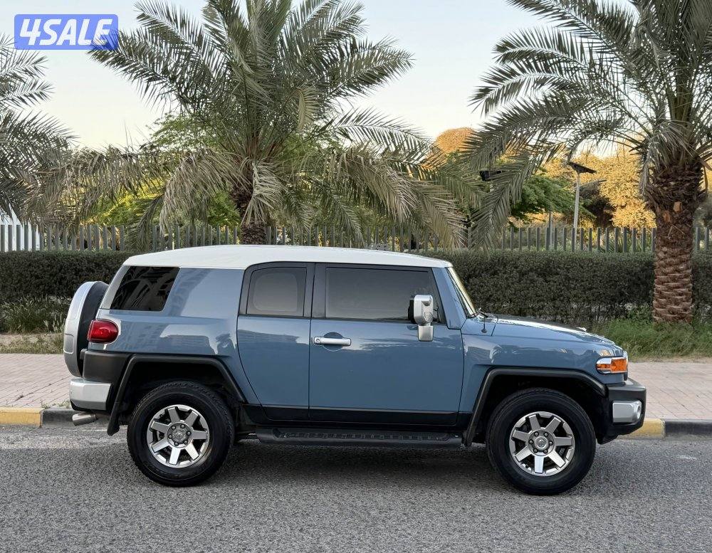 Toyota FJ cruiser model 2022 regular agency service 106km full option3