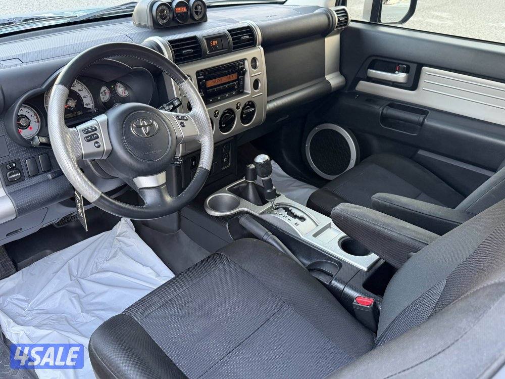 Toyota FJ cruiser model 2022 regular agency service 106km full option4