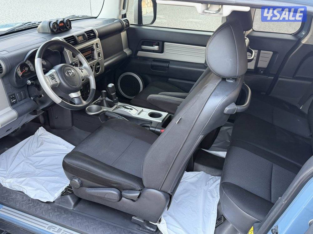 Toyota FJ cruiser model 2022 regular agency service 106km full option5