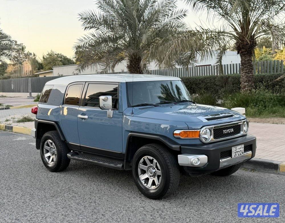 Toyota FJ cruiser model 2022 regular agency service 106km full option6