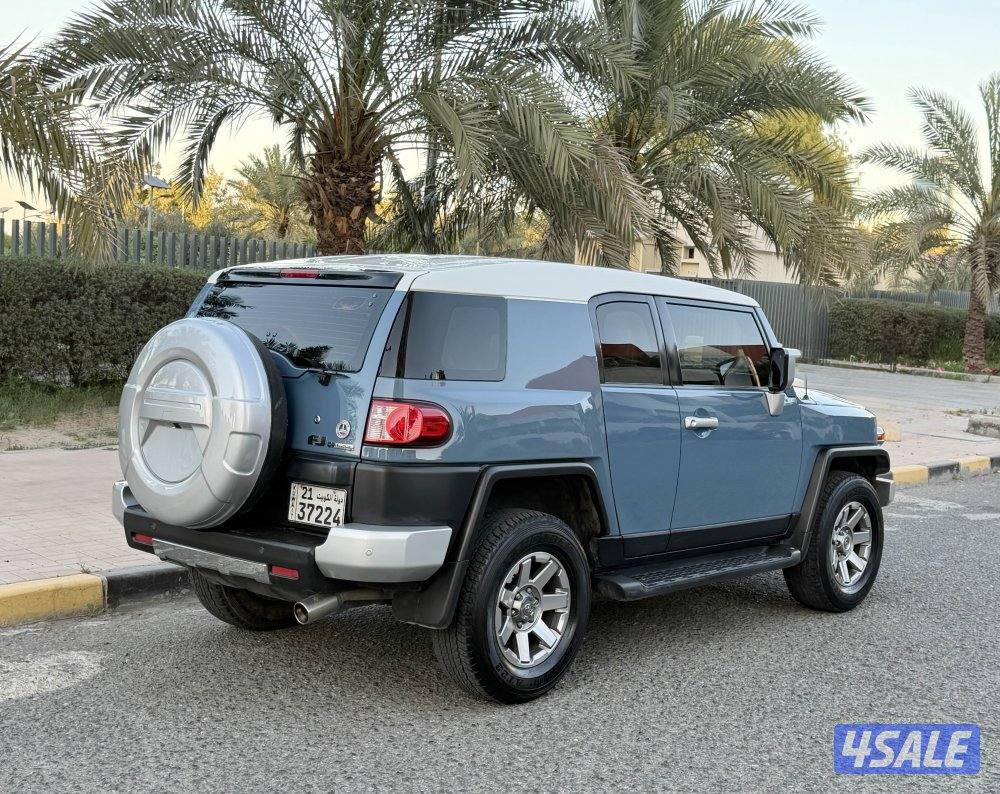 Toyota FJ cruiser model 2022 regular agency service 106km full option7