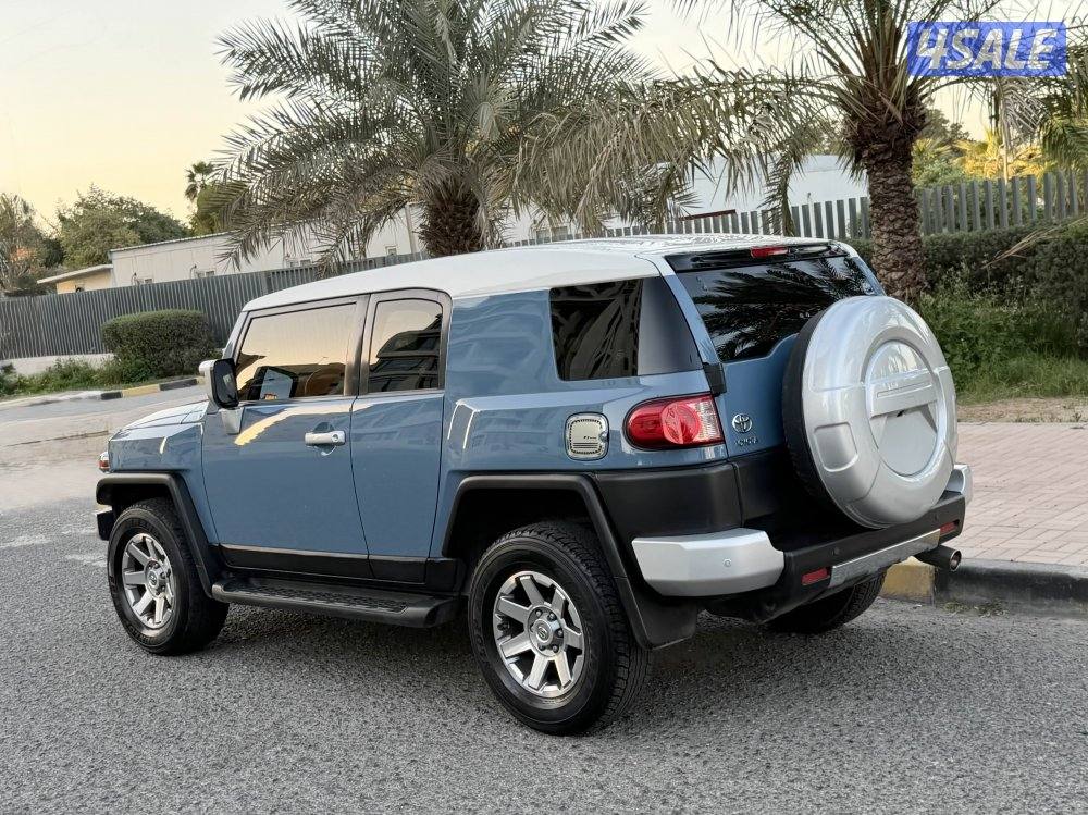 Toyota FJ cruiser model 2022 regular agency service 106km full option8