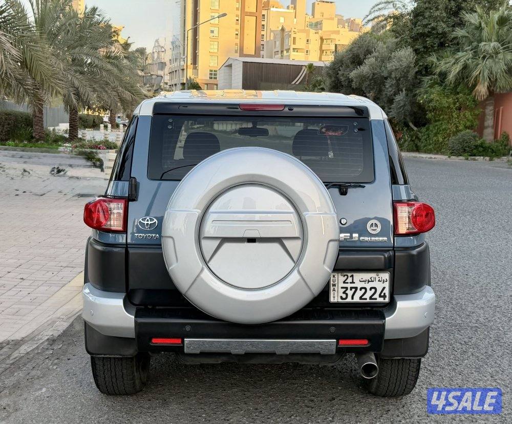 Toyota FJ cruiser model 2022 regular agency service 106km full option9