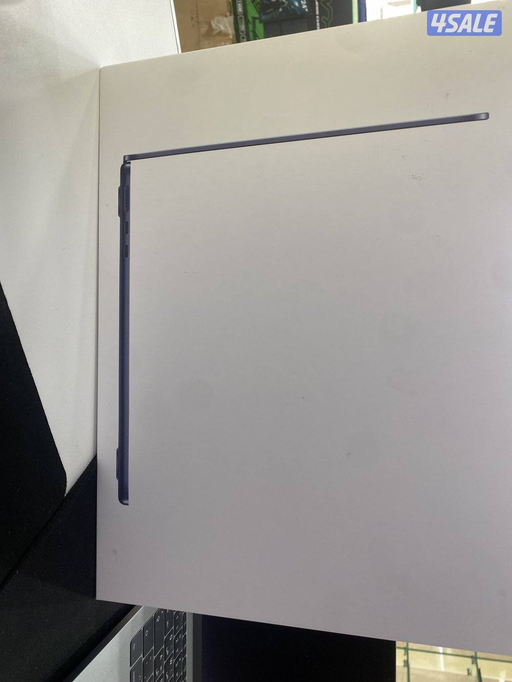 Macbook air m4 like new 13 inch midnight one week used only1