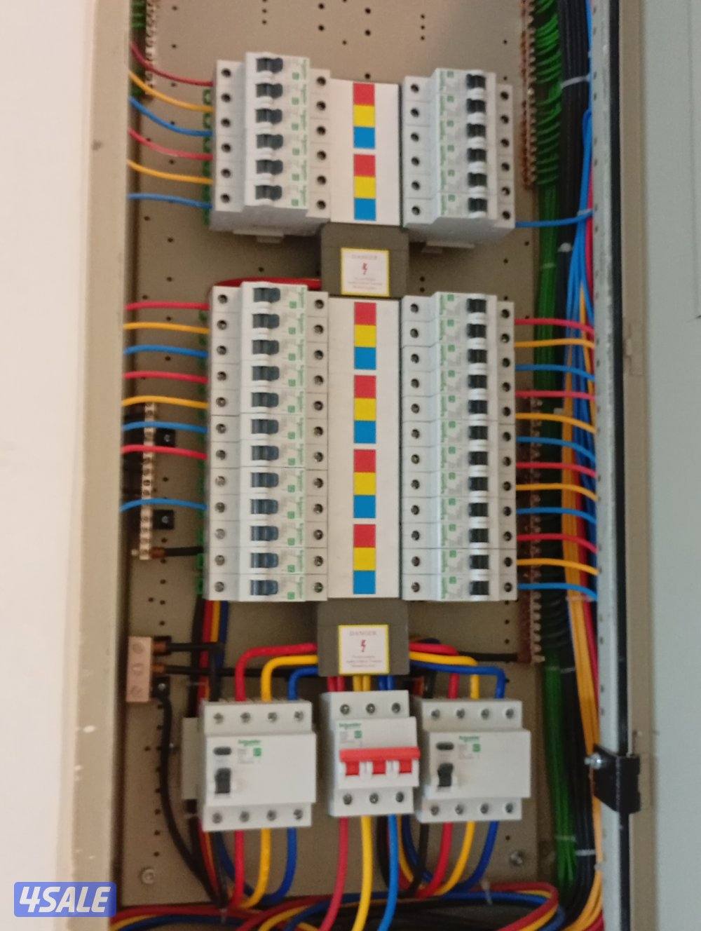 فنى كهربائى خدمه فوريه ٢٤ فى مكان داخل الكويت الحبيبه1