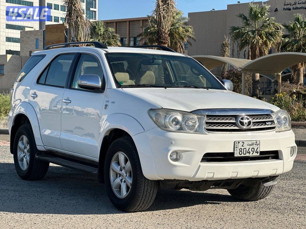 للبيع تويوتا فورتنر v6 ماشي ٢٥٠ الف كيلو0