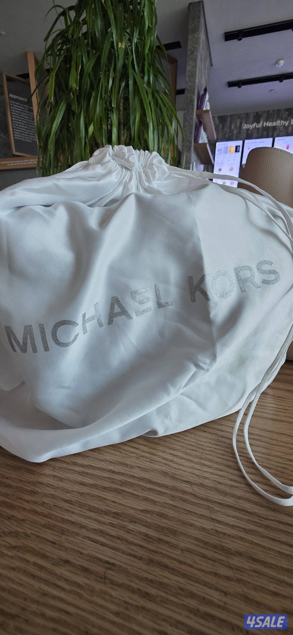 للبيع Michael Kors Hally Bag أصلية 100٪
جديدة بالكامل لون بني سيغنتشر1
