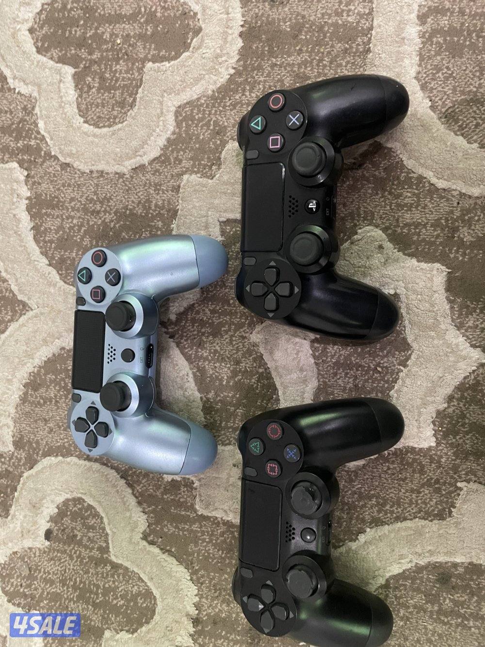 3 يدات بلايستيشن فور ب ألوان مختلفه اليدات مستعمله لكن بحاله نظيفه0