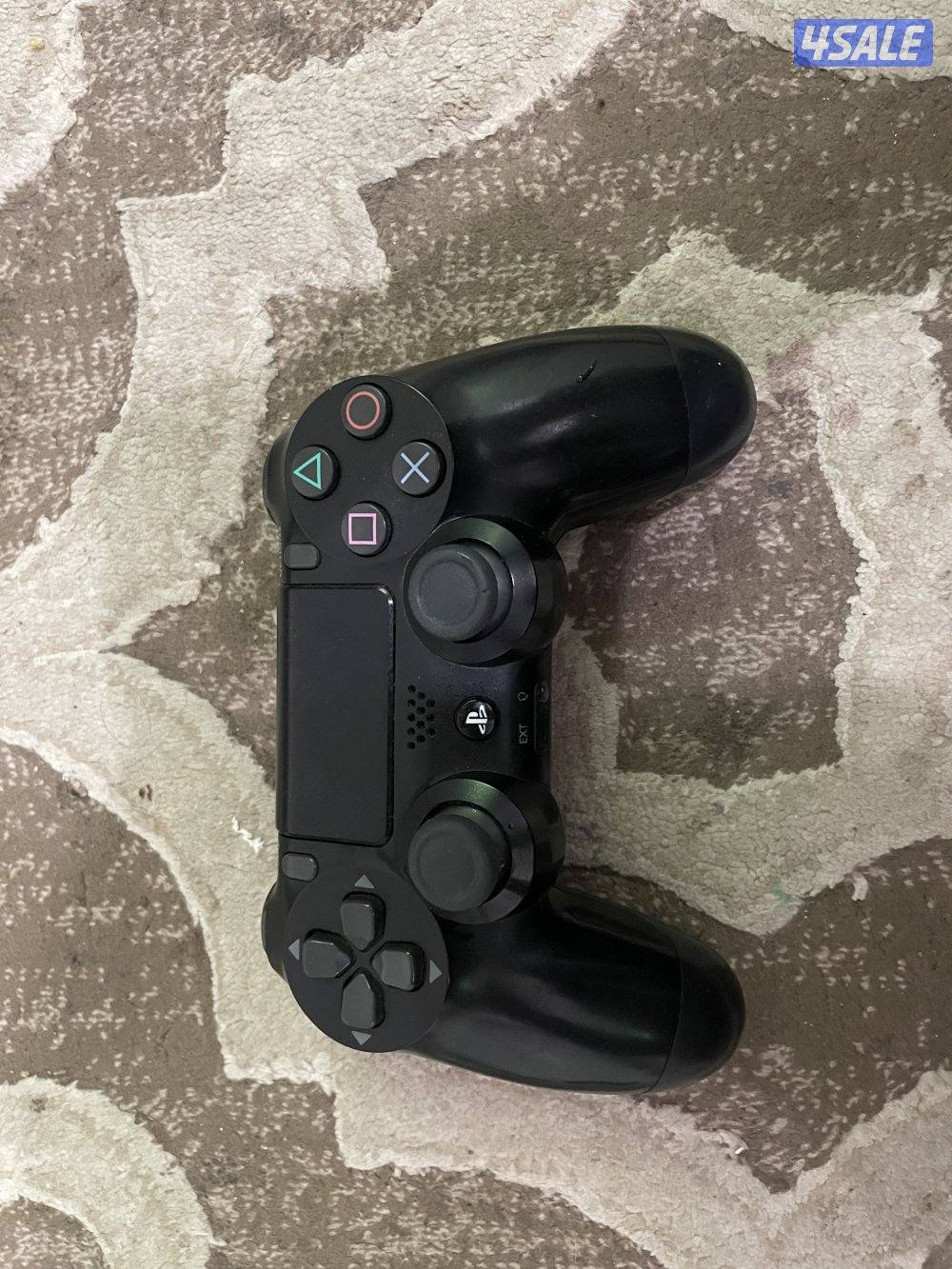 3 يدات بلايستيشن فور ب ألوان مختلفه اليدات مستعمله لكن بحاله نظيفه3