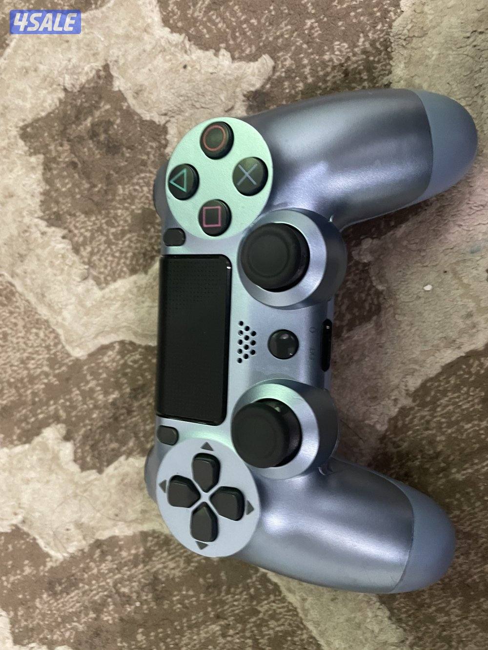 3 يدات بلايستيشن فور ب ألوان مختلفه اليدات مستعمله لكن بحاله نظيفه4