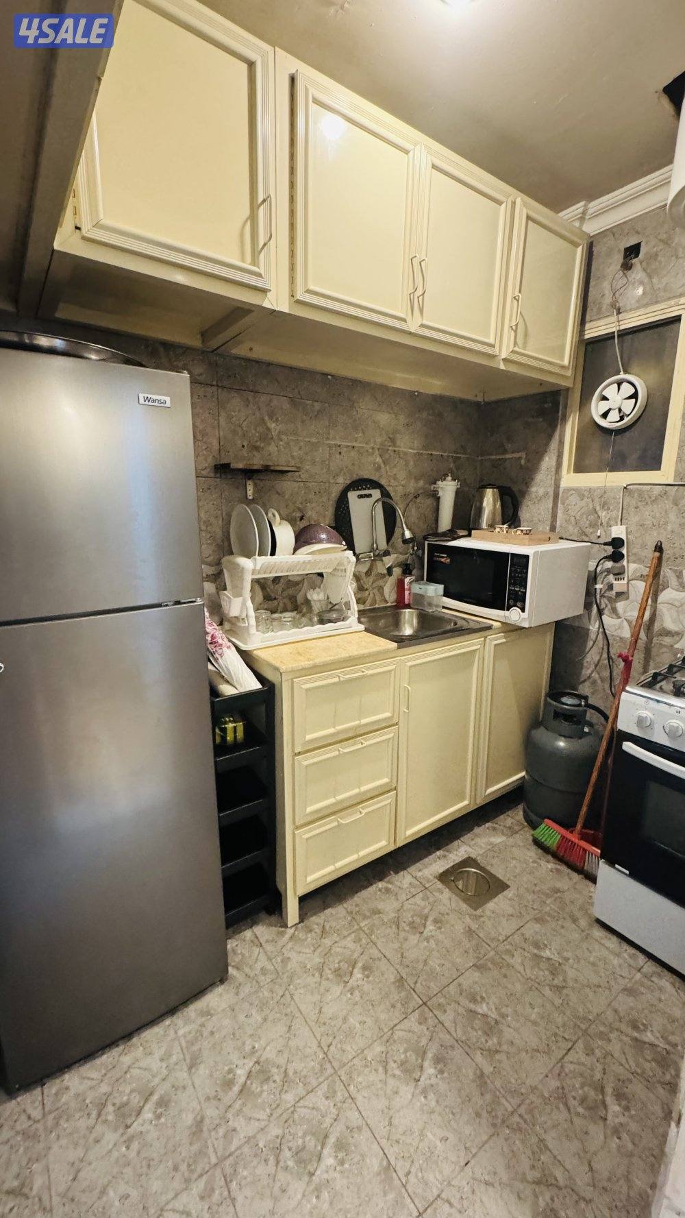 شقه خلو كامله كل شي غرفه وصاله ومطبخ وحمام9