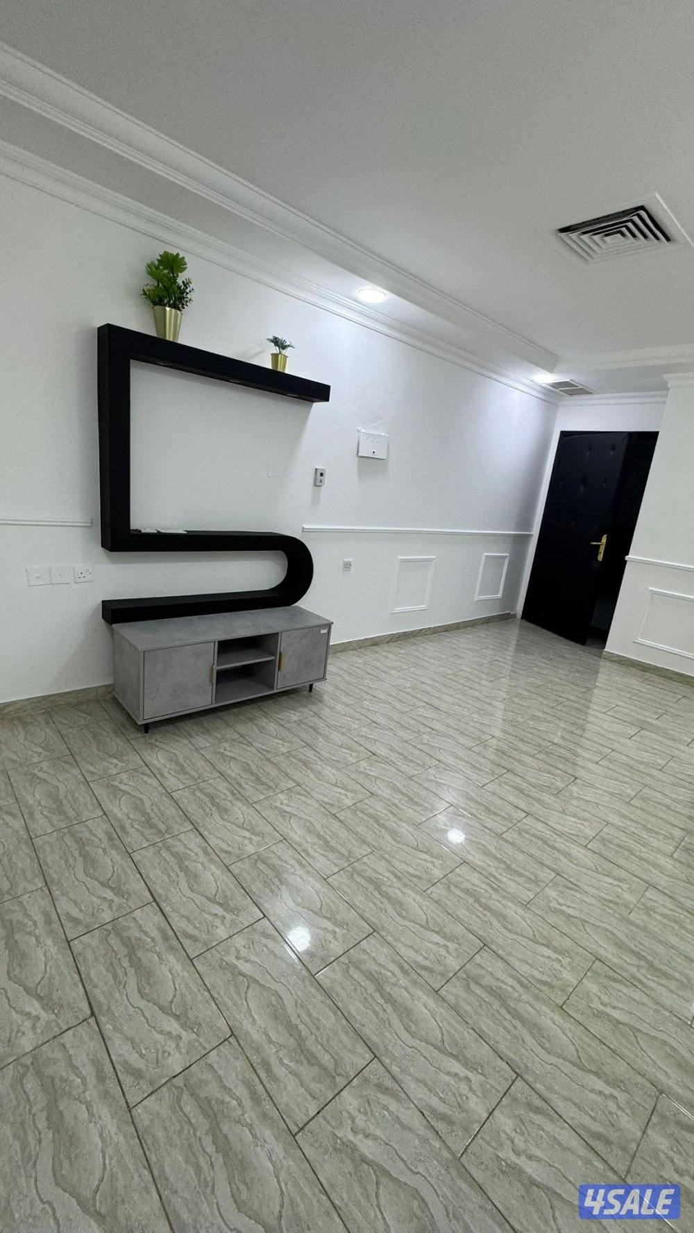 شقه خلو كامله كل شي غرفه وصاله ومطبخ وحمام14