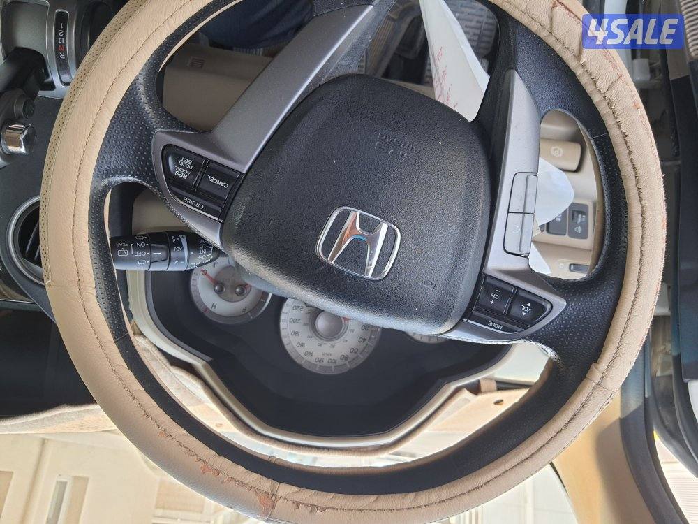 بايلوت بحالة جيده موديل 2013 لون ابيض كاميرا خلفيه سنسوارات4