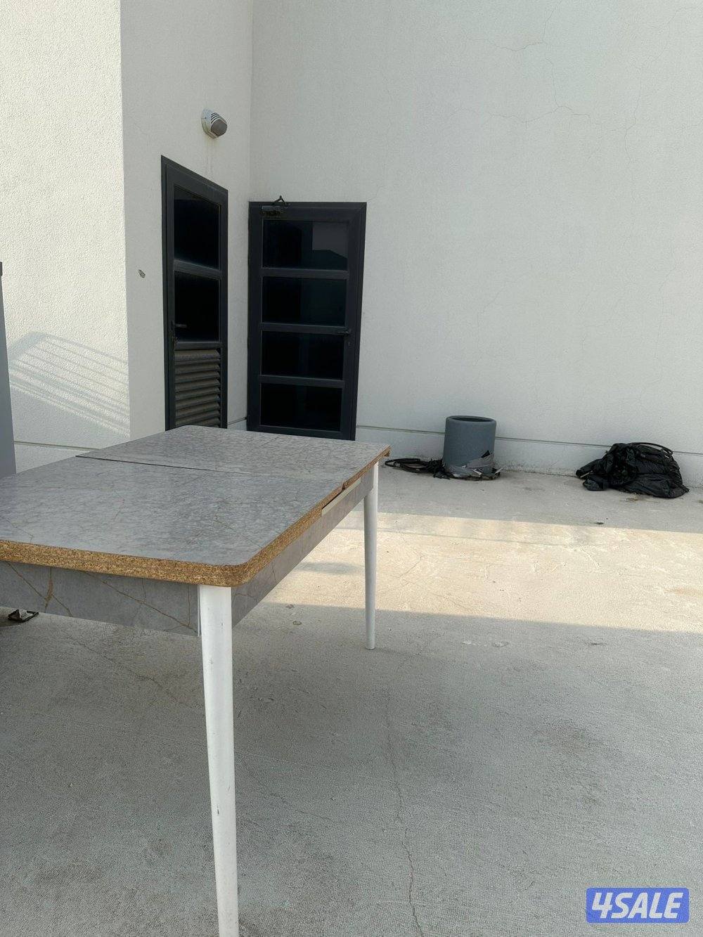 طاولة طعام مع 4 كراسي السعر قابل للمساومه2