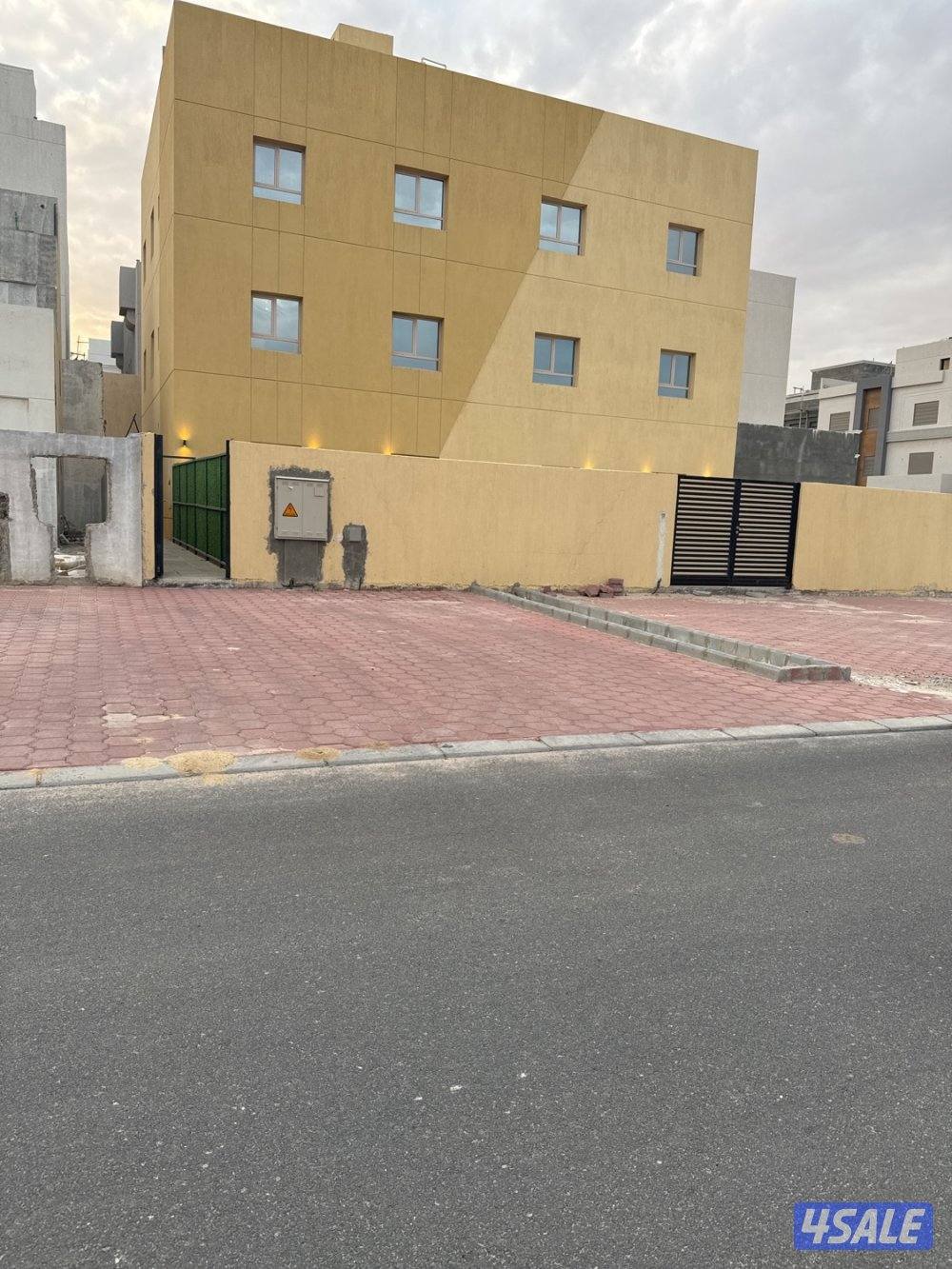 دور ارضي كامل جديدللإيجار ٣غرف ماستر+صالتين وحمام ضيوف غرفة عامل وحمام0