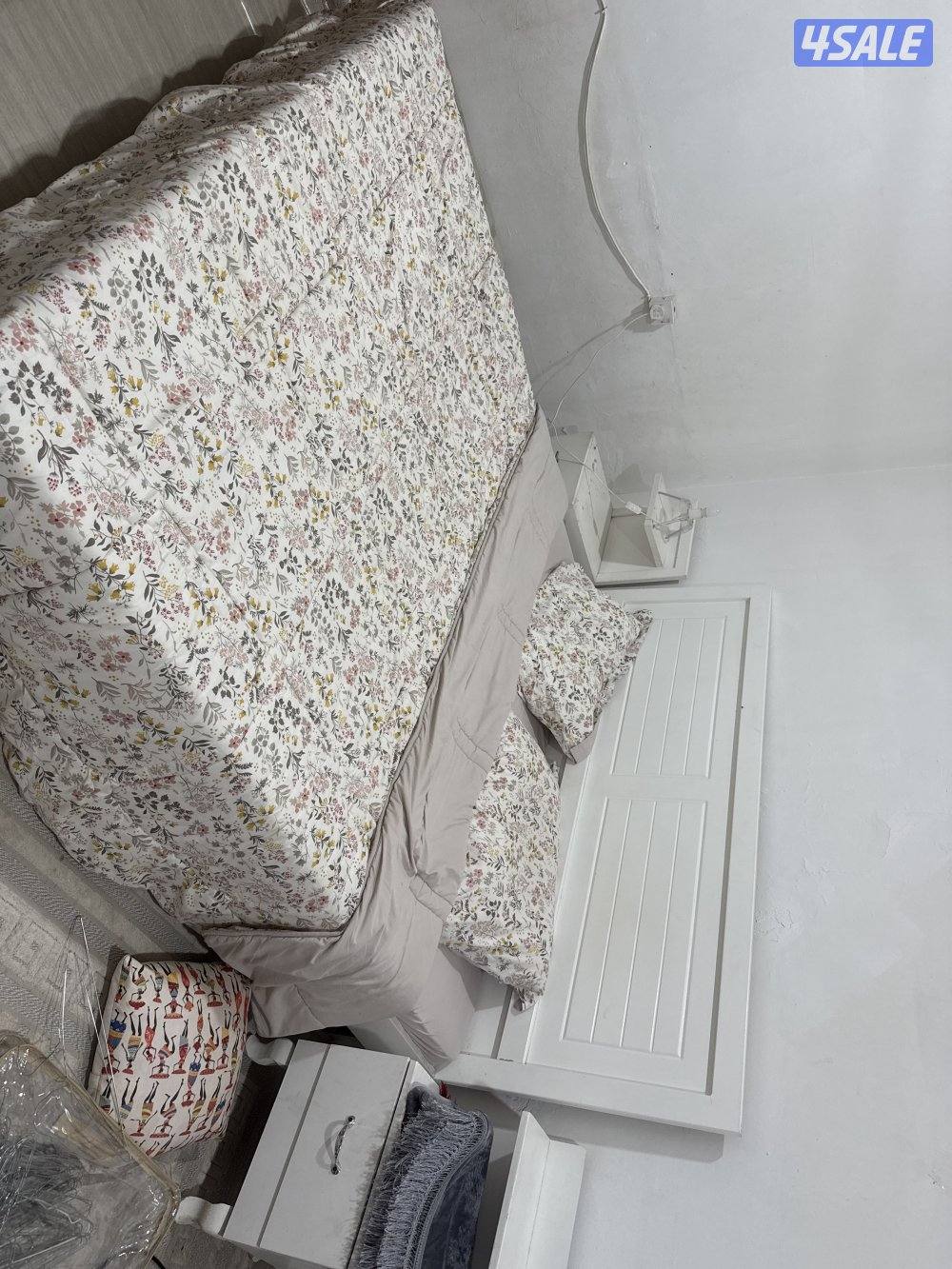 سرير وتسريحه وكومدينتين0