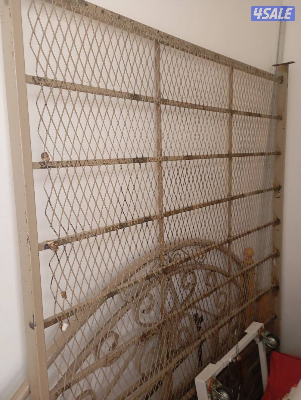 سرير حديد مستعمل للبيع بحالة جيدة جدا  ١٩٠*١٦٠0