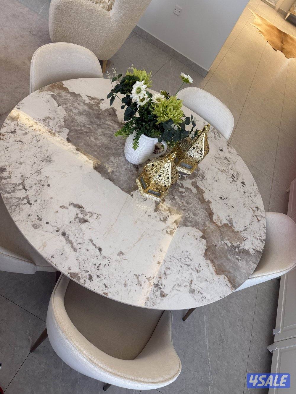 طاولة و خمس كراسي0