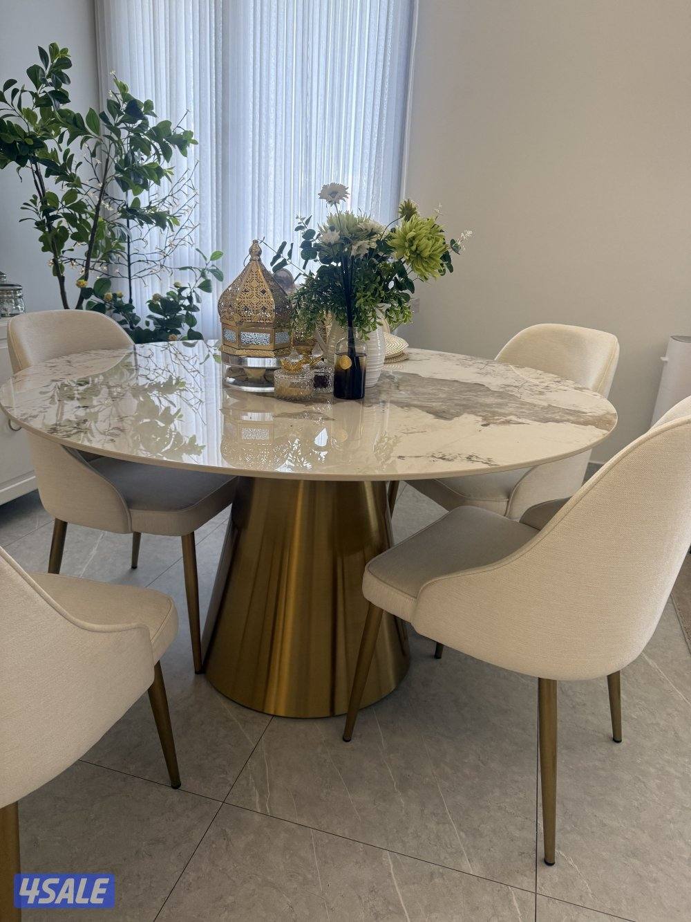 طاولة و خمس كراسي1