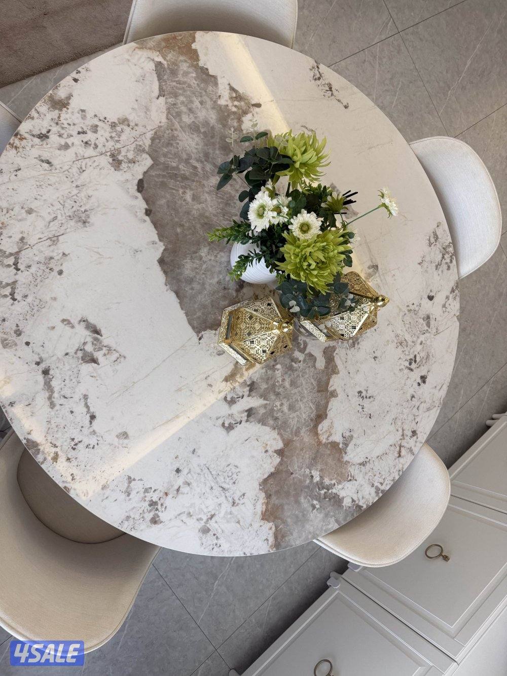 طاولة و خمس كراسي2